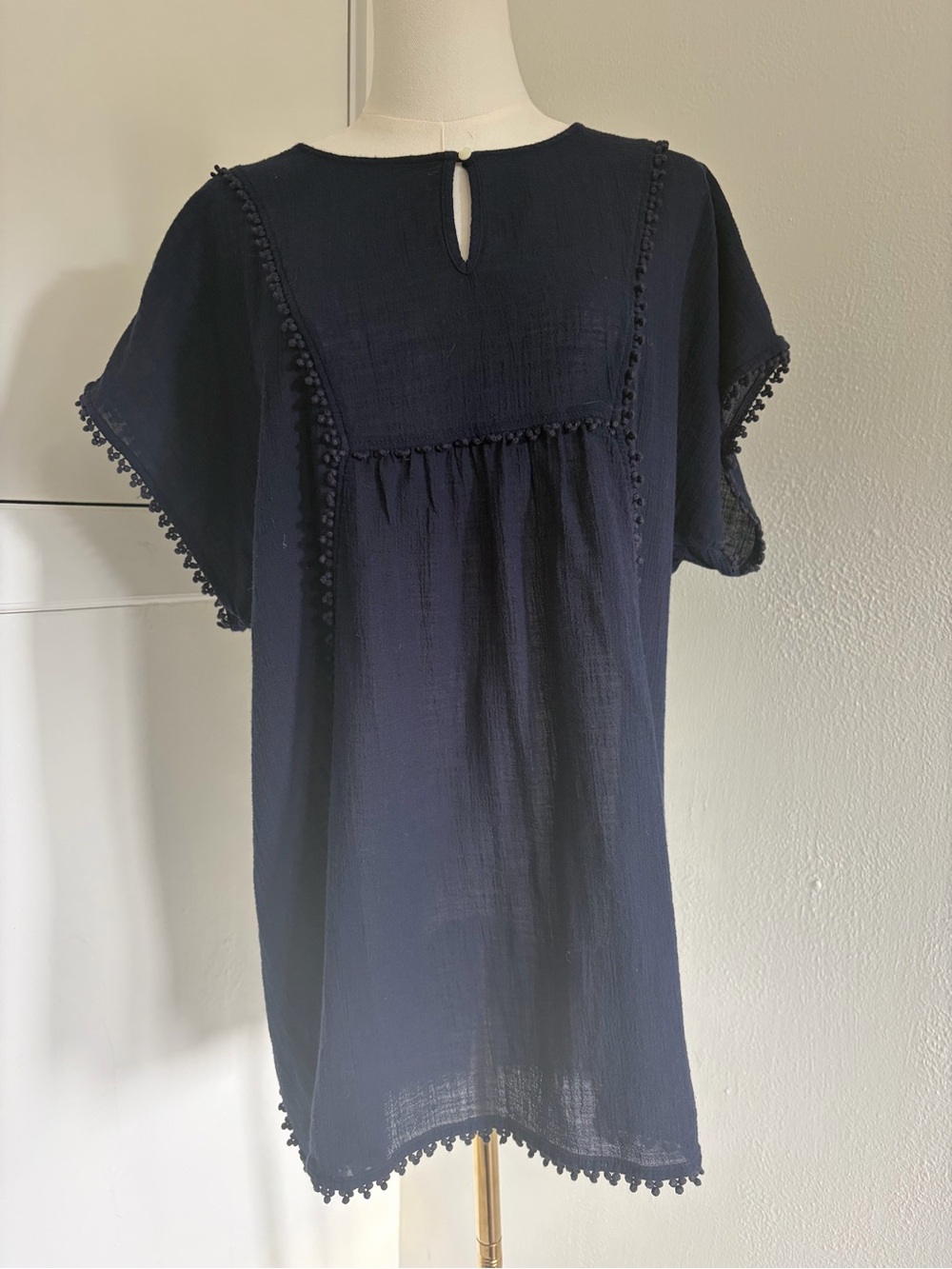 Women's top neckline with single button